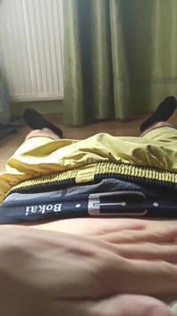 男はパンティーを通してペニスを愛撫、スキニーガイ