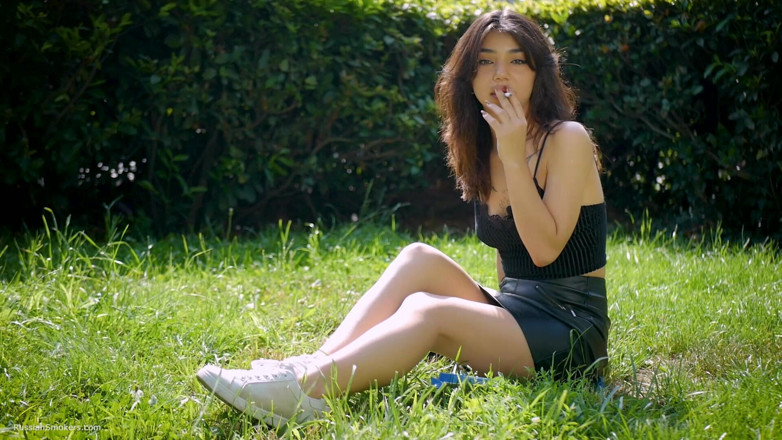 Russian Smokers: Arina Is Smoking 120mm Cigarettes Outdoors