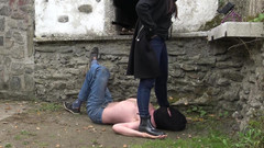 femdomlimits: Slaven trampades hårt ner med gummistövlar