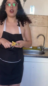 Küçük giysilerle yemek pişirme
