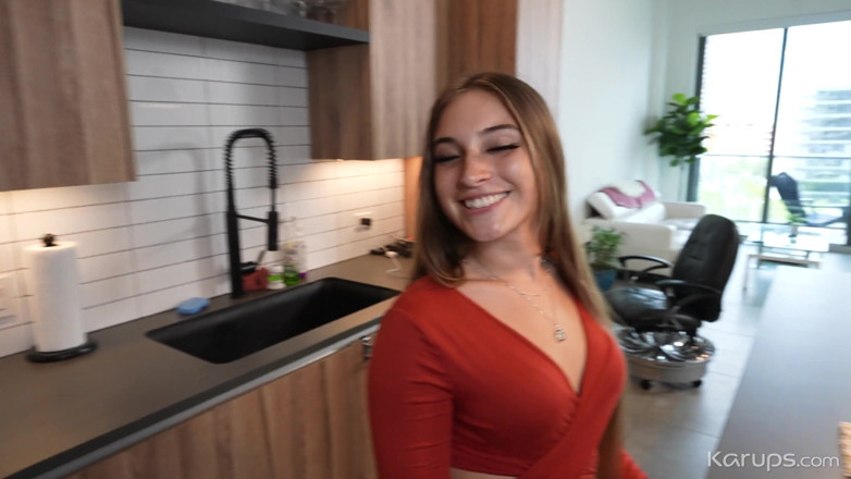 Karups POV: Fumând sexy de 18 ani, pizda ei strâmtă super întinsă de o...