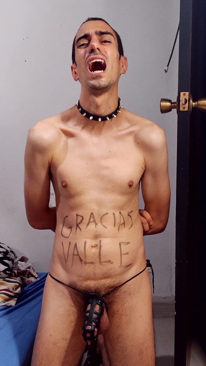 Slave Sparrow: Ten niewolnik ma użyć gorącego sosu jako smaru analnego