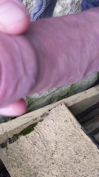 Grande pau sem cortes close-up ao ar livre Onesie Wanking Edging Cumming