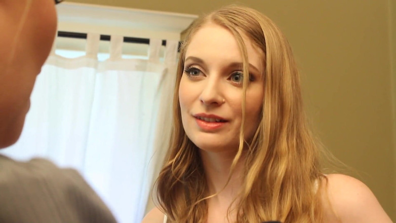 Delicious Girl Threesomes: セクシーな赤ん坊は、レズビアン三人組を持つために彼女の恋人の友人を招待するのが大好きです