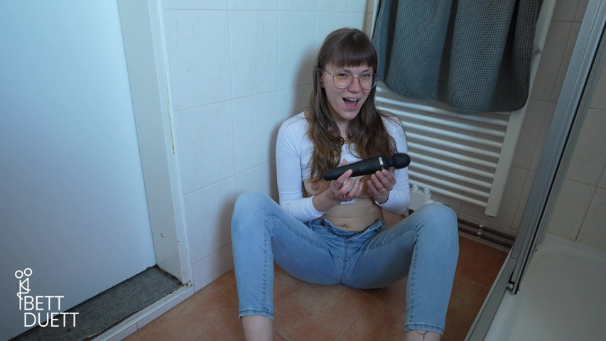 Girlfriend's First Jeans Squirt!! (Bett Duett) Girlfriend's First Jeans Squirt!! (Bett Duett)
