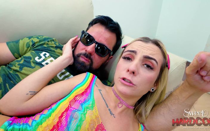 Sweet Hardcore: Dua pelacur di sofa: pantat mereka akan rusak