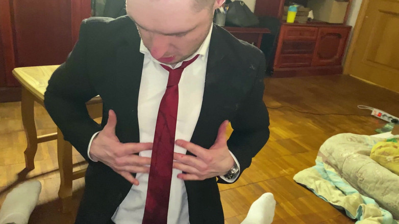 KinkySirius: Kinkysirius în costum se antrenează la maxim cu gura și fundul unui...