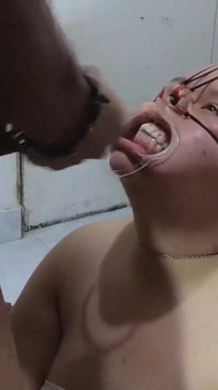 Gordinha bondage face com porra nele