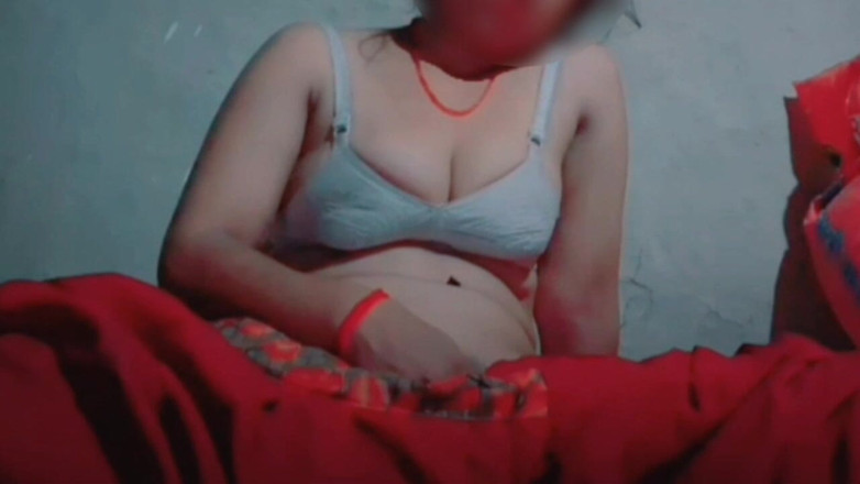 TricolorMusic3: Indiancă desi bhabhi sexy se masturbează singură în casă masturbându-și pizda...