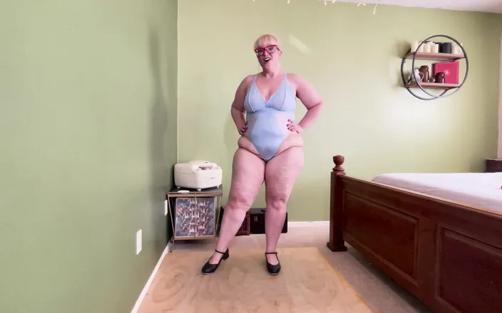 Alice Stoner: Striptease: Celebrate Women with a Curvy BBW Striping and Jiggling...