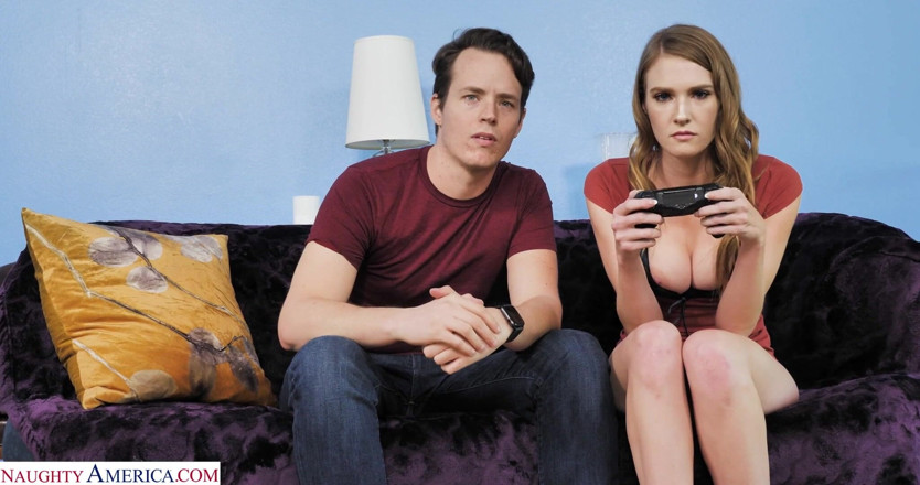 Naughty America: Шаловливая Америка Ashley Lane играет в видеоигры в обмен на хуй ее сводного брата!
