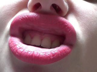 Goddess Misha Goldy: Küssen und entengesicht mit großen rosa lippen