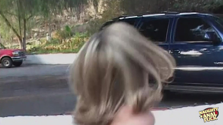 Naughty anal fuck: Krásná brunetka v síťovaných punčochách děkuje chlapovi, zatímco on vrtá...