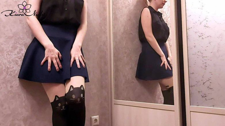Kiara Night: Sexy studentka v punčochách si prstí před zrcadlem