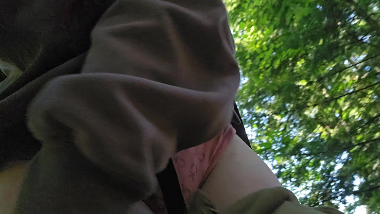 Nerdy_faery: Caminhante faz xixi em um tronco