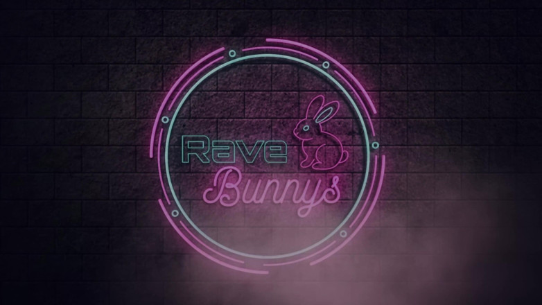 Rave Bunnys: Christina Sage sare ca o fată iepuraș într-o sesiune de Paște...