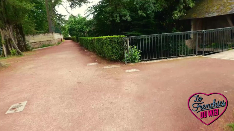 The Frenchies of the web: Malicia, uma jovem peituda com muitas ideias safadas
