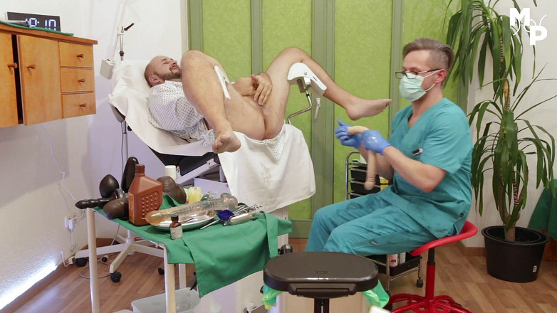 Marcus Pollack Gay: Estrela pornô Marcus Pollack na cadeira ginecologista médica para extremo...