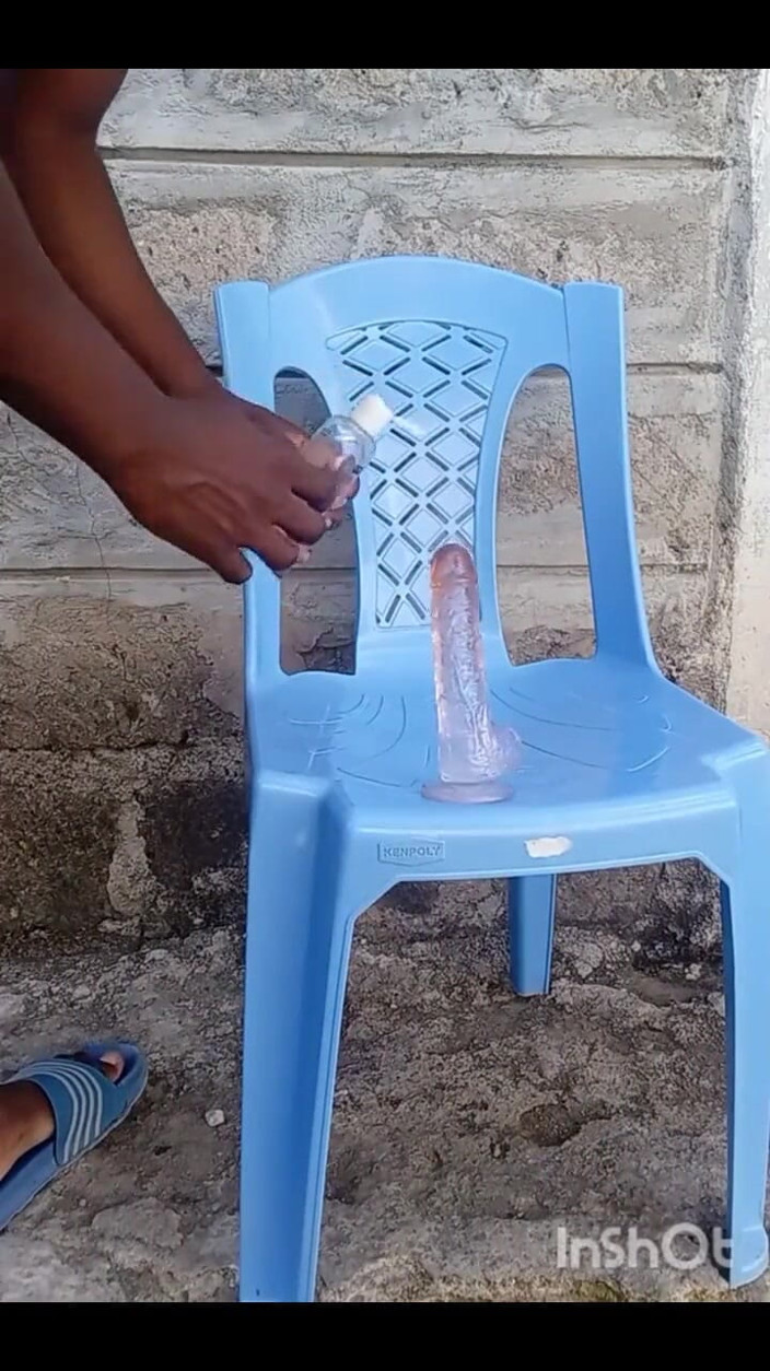 Sexyjayla254: Fickt sein arschloch mit einem großen dildo draußen