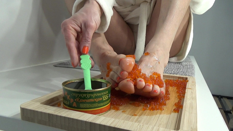 AnnaBUST: Kaki MILF keriput dengan kaviar merah