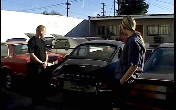Out Sexxx: Prachtige blondine wordt geneukt op een autokerkhof