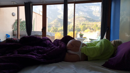 TheloveStory: Gostosa na cama, masturbação, orgasmo na janela da frente