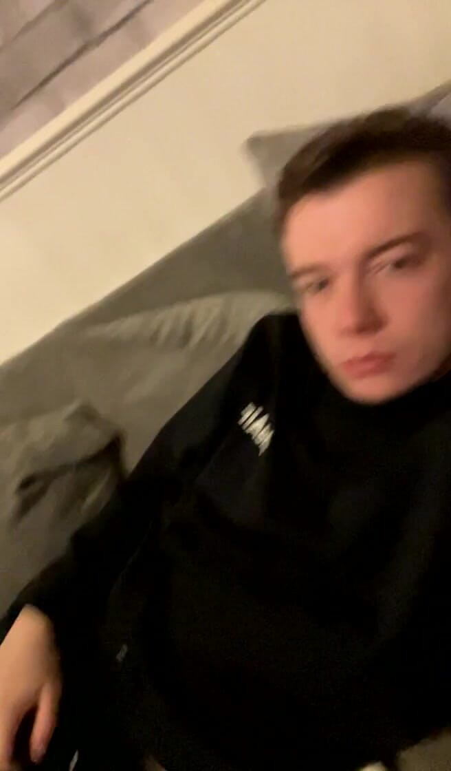 jay jenson: Semua dalam hitam sangat miang tetapi tahu di sekeliling