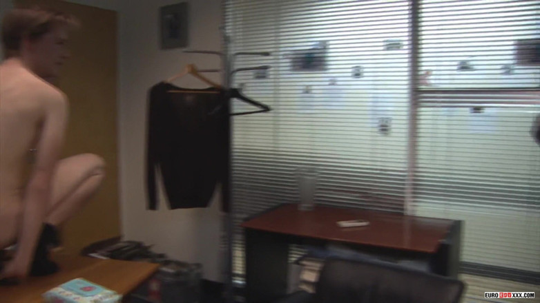 Euro boy xxx: Business Lads Charlie i Luke Fuck in an Office