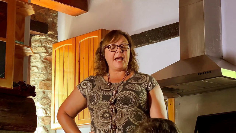 Mistress April: 4월의 Dominatrix 여주인 - 그녀의 발에 있는 삶 1부