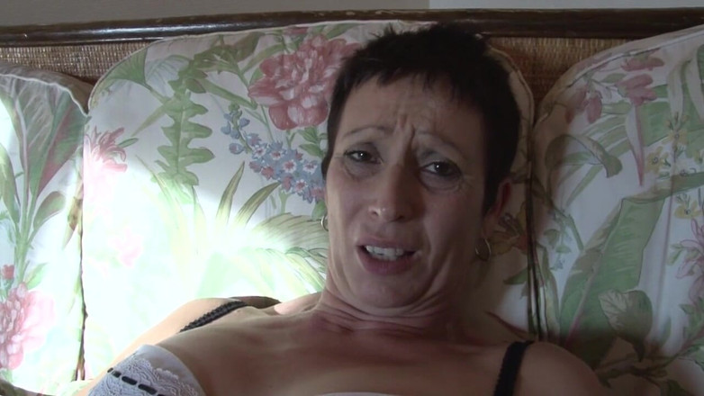 Nude in France: Amateur ondeugende oude Franse cougar hoer likt reet en neukt...