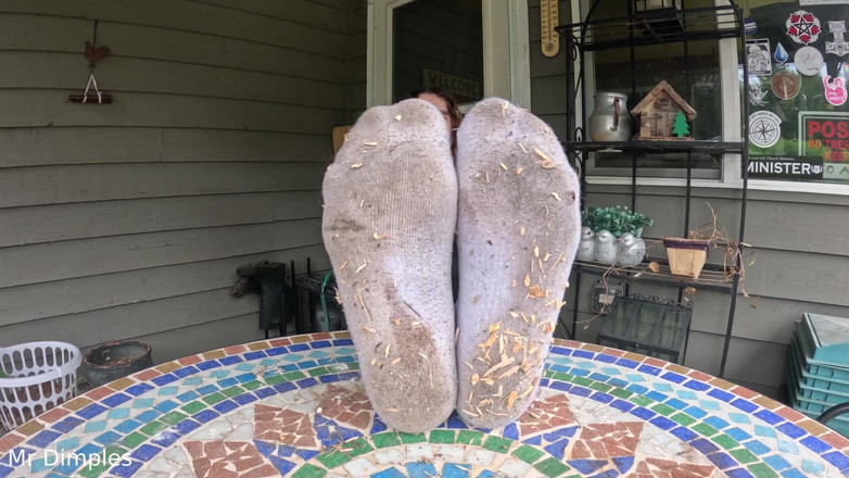 Mr Dimples: Muestro mis calcetines y pies sucios