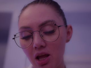 Allyakinn: Kız öğrenci Alexa bir adamı takma yarakla sikiyor.
