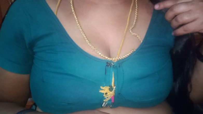 Vaishnavi35: 泰米尔阿姨在她独处时挤压她的乳房，无法控制她的情绪