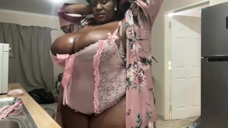 Legendary Booty Overdose: मोटी गांड वाली खूबसूरत विशालकाय महिला कपड़े उतार रही है