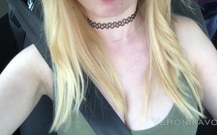 Veronika Vonk: Une blonde coquine se doigte sur l’autoroute