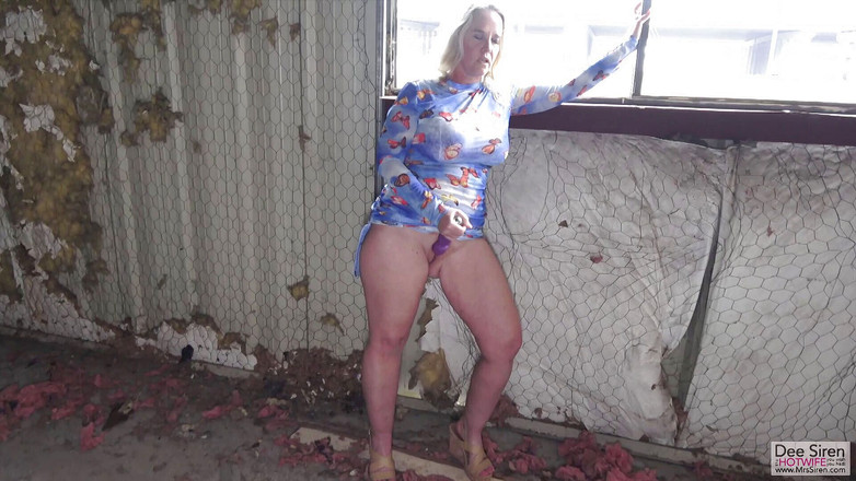 Siren XXX Studios: 大屁股白人美女感觉很轻快