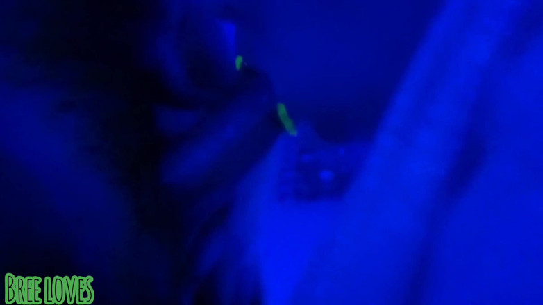 Bree Loves: ネオンの唇を持つふしだらな女は口の中で精液を拒否します