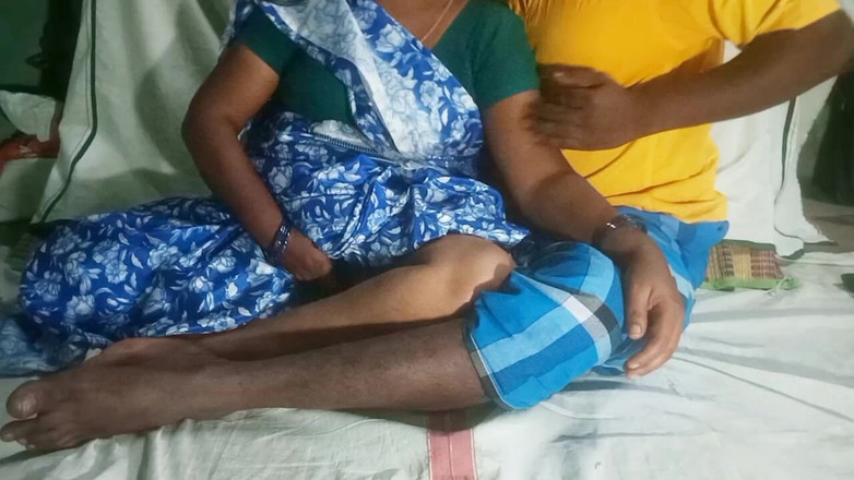 Desi Sathiya: 印度可爱的妻子丈夫享受浪漫的时刻