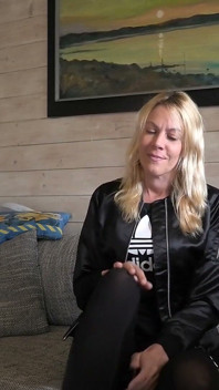 Rubia zorra es follada por un desconocido en el aparcamiento de la autopista