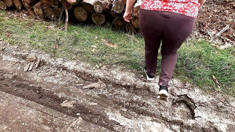 Bouncy Tits Action: लंबी पैदल यात्रा के बीच में पैंट डाउन चूत को थप्पड़ मारना