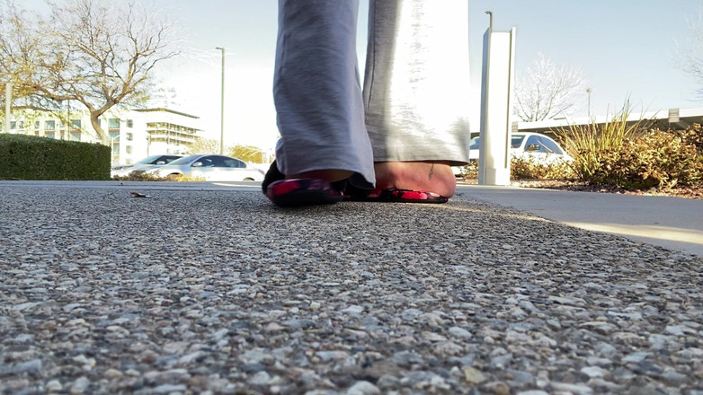 Tan feets: Tanfeets mimo veřejné pantofle Škádlení přírodními nehty