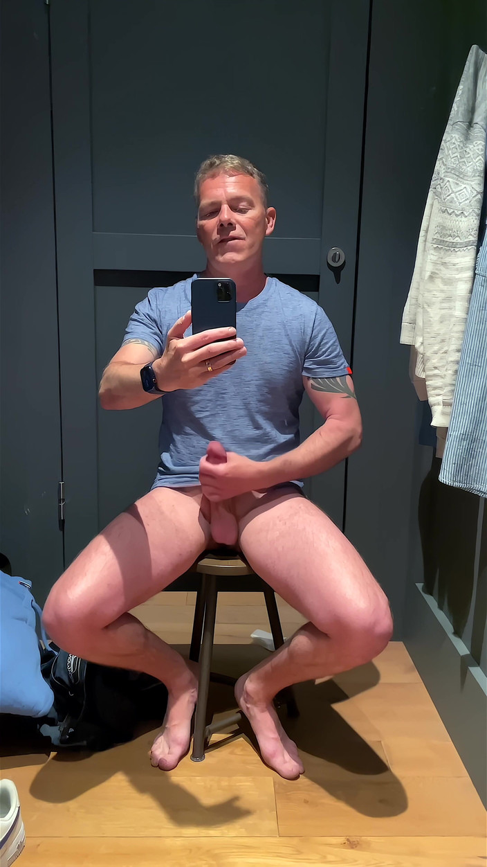 NakedFoxx: 危险的试衣间手淫：下一个隔间男人听到我高潮 - 大量射精