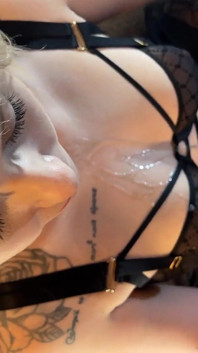 Se corre en sus tetas y cuerpo como una fuente después de un masaje aceitoso y las burlas de una milf cachonda super caliente
