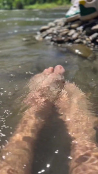 夏の日、湖で一人で楽しむフェムボーイ
