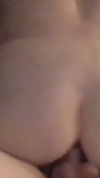 Reife milf reitet ihn mit ihrem arsch und furzt sperma aus