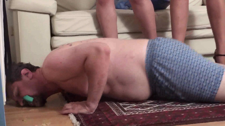 Foot Girls: Niewolnik domowy czyści swój bałagan