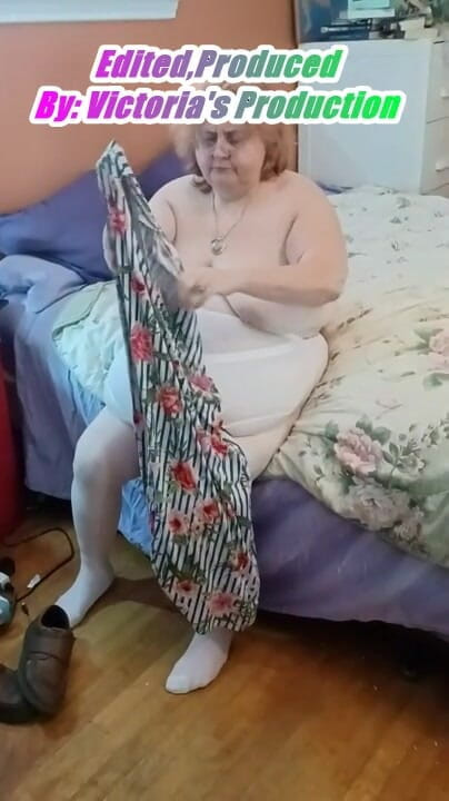 BBW nurse Vicki adventures with friends: Bbw-verpleegster Vicki trekt een wit slipje voor je aan!