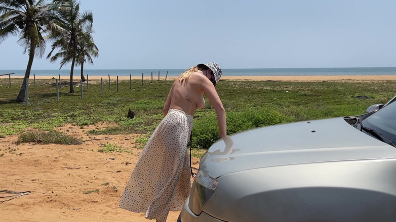 Batty Lux: Batty Lux en topless - tetona rubia limpiando coche con grandes...