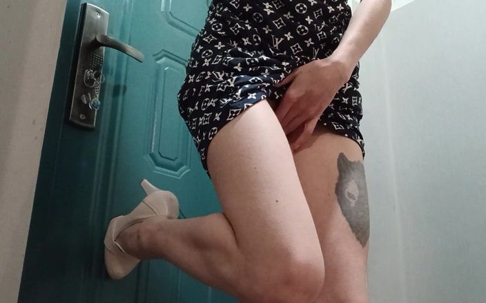 Lesbian-illusion: Meine dünne sekretärin in einem kurzen kleid und high Heels...