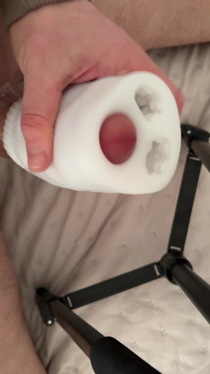 Dosstoevsky: Huge, Fleshlight vibratörünü yok eder ve onu boşaltır
